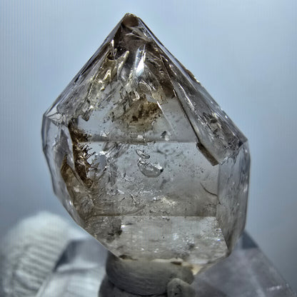 Sceptre en quartz fumé fantôme transparent, DT Point, Goboboseb, Namibie, 29 x 22 x 16 mm 
