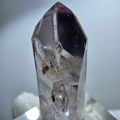 Pointe de sceptre en améthyste fantôme transparente, Goboboseb, Namibie, 38 x 16 x 11 mm 