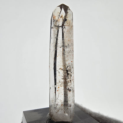 Quartz fumé fantôme lémurien, poche Valentine à pointe d'hématite, Namibie, 47 x 12 x 8 mm 