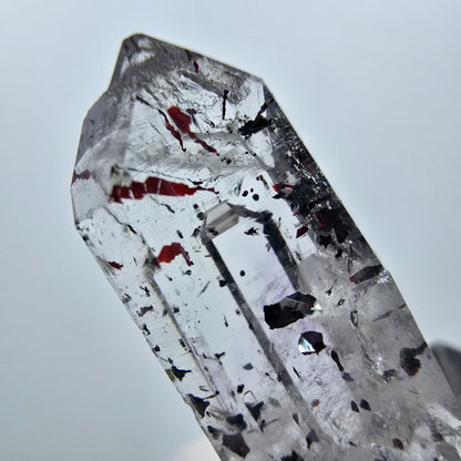 Quartz clair Harlequin Point Streep Mine, Goboboseb, Namibie, 30 x 12 x 10 mm 