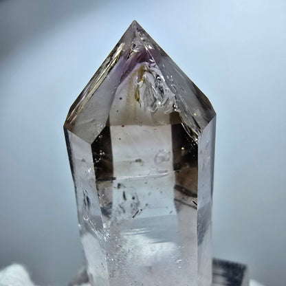 Pointe de sceptre en améthyste fantôme transparente, Goboboseb, Namibie, 41 x 17 x 15 mm 