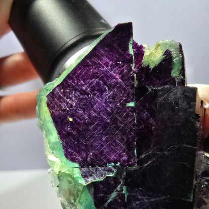 Spécimen de cube de fluorite fantôme vert violet zonal 11:11 Angel Pocket, Namibie 52*46*25mm 