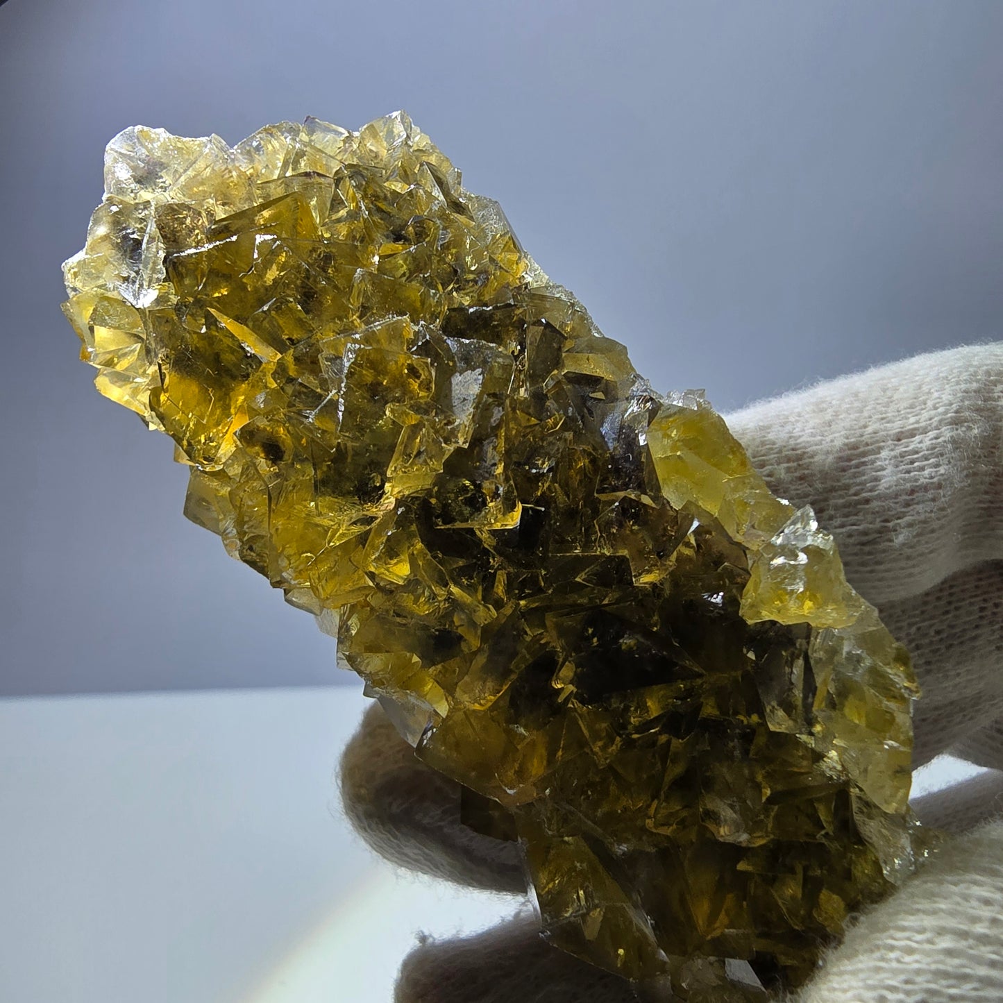 Grand spécimen de cube de fluorite fantôme, poche jaune miel, Okorusu, Namibie, 101 x 30 x 34 mm 