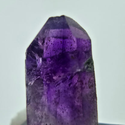 Pointe d'améthyste fantôme transparente violette, claim Buks, Goboboseb, Namibie 21*10*7mm 