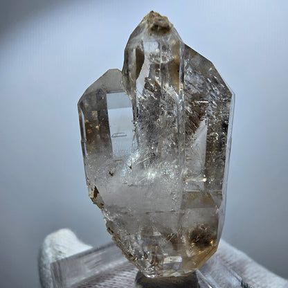 Sceptre en quartz fumé fantôme transparent, spécimen DT, Goboboseb, Namibie, 43 x 24 x 14 mm 
