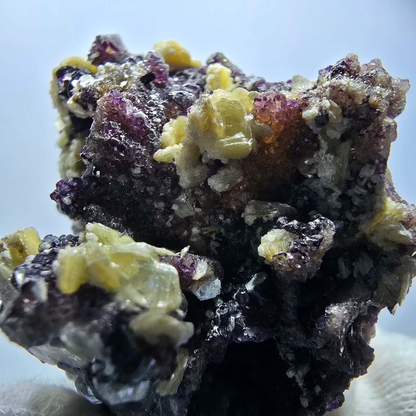 Rare spécimen de fluorite fantôme, muscovite, vert-violet, Erongo, Namibie, 82 x 56 x 49 mm 