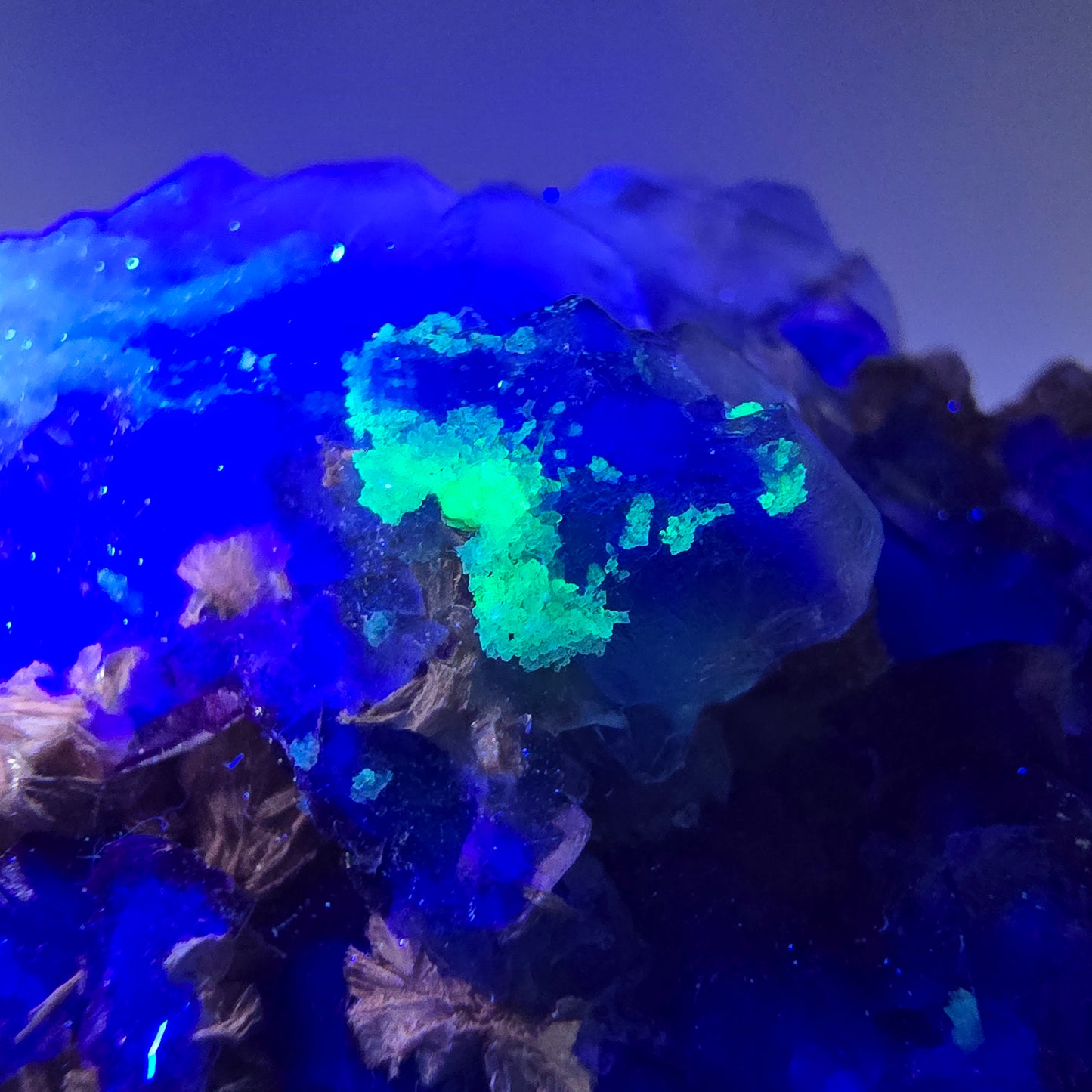 Phantom Fluorit Würfel, Hyalit, Muskovit (UV) Stufe Erongo, Namibia 70*63*36mm