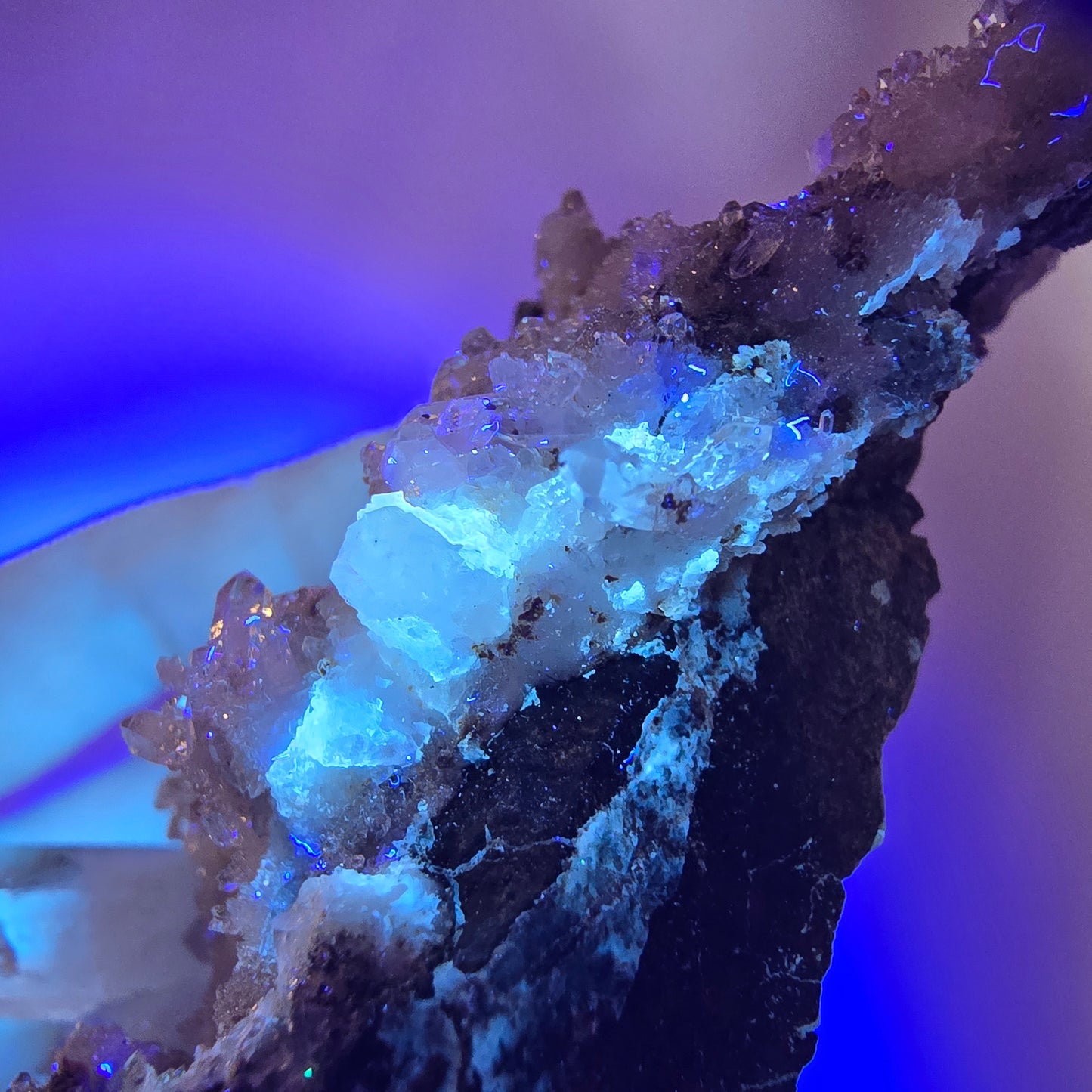 Quartz fumé fantôme DT, calcite UV sur matrice, spécimen Valentine Pocket, Namibie, 103 x 51 x 30 mm 