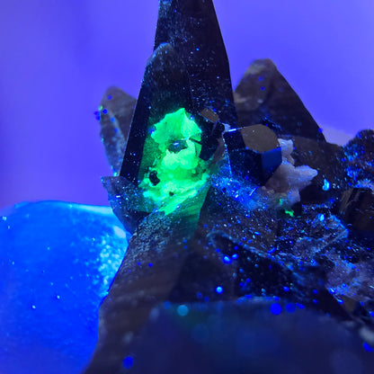 Spécimen rare de tourmaline Schorl, quartz fumé et hyalite, Erongo, Namibie, 37 x 29 x 19 mm 