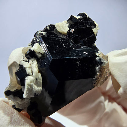 Spécimen de tourmaline Schorl, hyalite, quartz fumé et orthose, Erongo, Namibie, 33 x 23 x 19 mm 