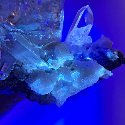 Matrice de calcite UV à quartz fumé et hématite lémurienne Enhydro Valentine Pocket, Namibie 86 x 52 x 39 mm 
