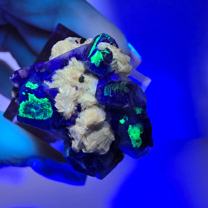 Fluorite fantôme colorée, tourmaline schol, muscovite, hyalite, Erongo, Namibie, 32 x 27 x 20 mm 
