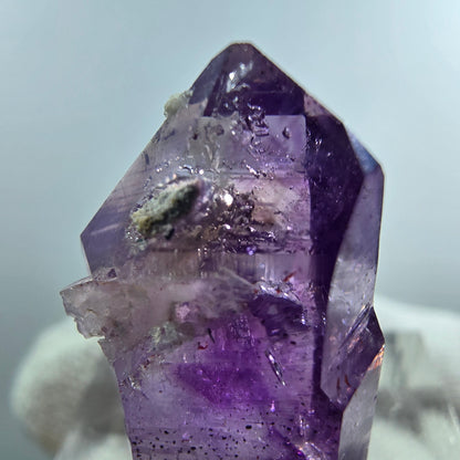 Pointe de sceptre en améthyste fantôme rare à Goboboseb, Namibie, 28 x 16 x 9 mm 