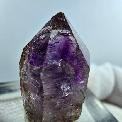 Pointe de sceptre en améthyste fantôme rare à Goboboseb, Namibie, 22 x 14 x 12 mm 