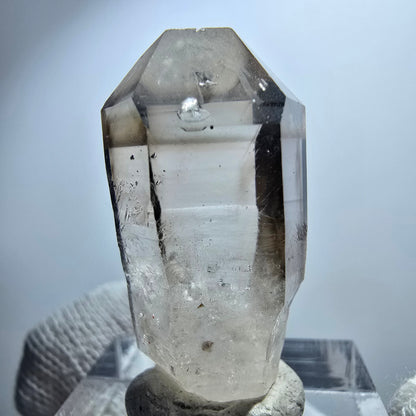 Pointe de sceptre en quartz fumé fantôme transparent, Goboboseb, Namibie, 31 x 16 x 13 mm 