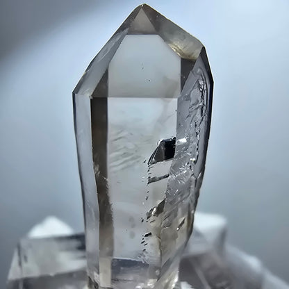 Pointe de sceptre en quartz fumé fantôme transparent, Goboboseb, Namibie, 33 x 11 x 13 mm 