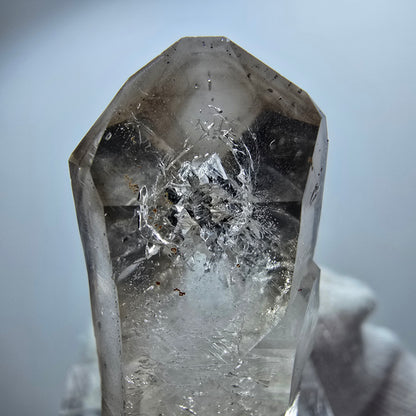 Sceptre en quartz fumé fantôme transparent, DT Point Goboboseb, Namibie, 39 x 17 x 14 mm 