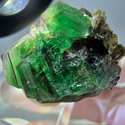 Cube hexagonal de fluorite fantôme, muscovite, tourmaline Schörl, Erongo, Namibie 26 x 24 x 24 mm 