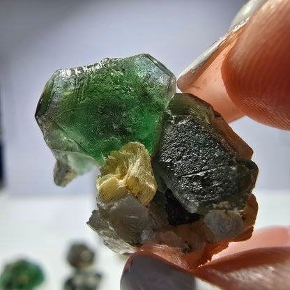 Lot de 16 fluorites fantômes, hyalites, tourmalines Schörl, muscovites, Erongo, Namibie