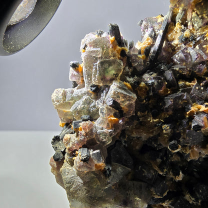 Fluorite fantôme colorée, tourmaline schol, hyalite, muscovite, Erongo, Namibie, 114 x 84 x 50 mm 
