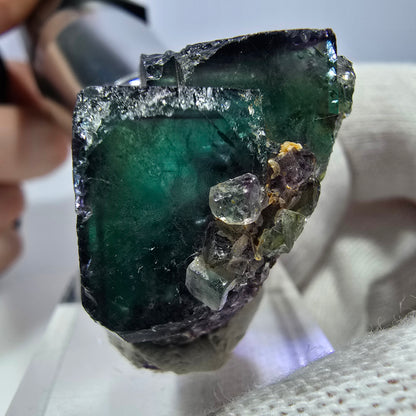 Spécimen zonal de cube de fluorite fantôme, vert violet, Okorusu, Namibie, 31 x 27 x 20 mm 