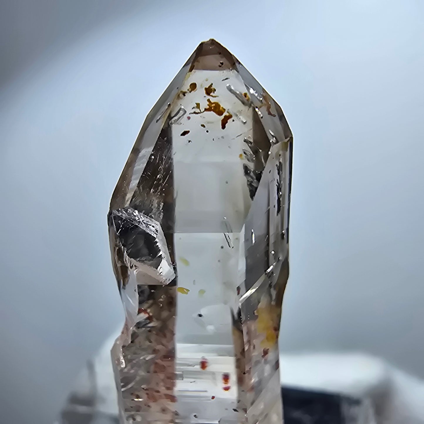 Pointe de sceptre en quartz fumé fantôme transparent, hématite, Goboboseb, Namibie, 32 x 9 x 9 mm 
