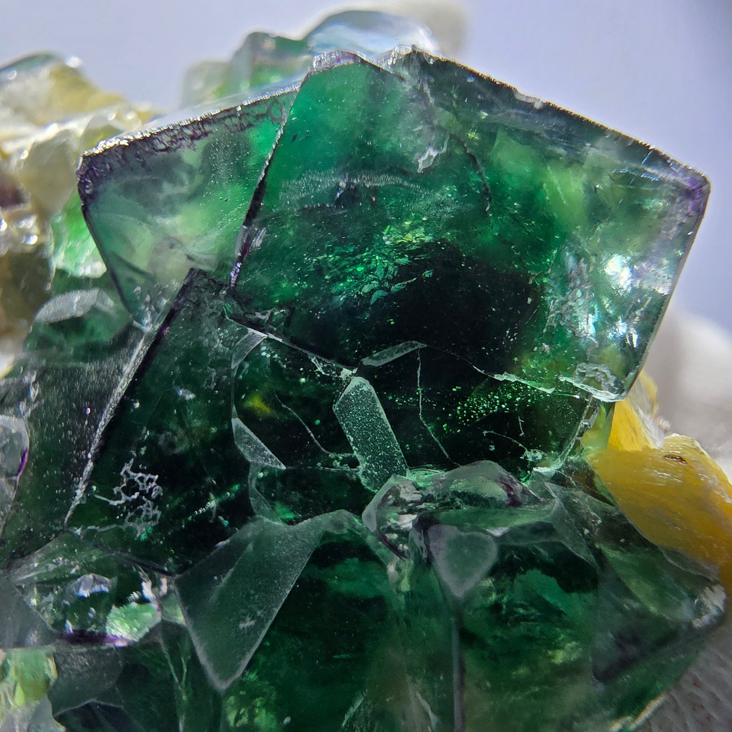 Cubes de fluorite fantôme transparente, muscovite et hyalite, spécimen d'Erongo, Namibie, 46 x 43 x 35 mm 