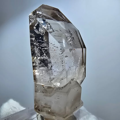 Pointe de sceptre en quartz fumé fantôme transparent, Goboboseb, Namibie, 44 x 21 x 18 mm 