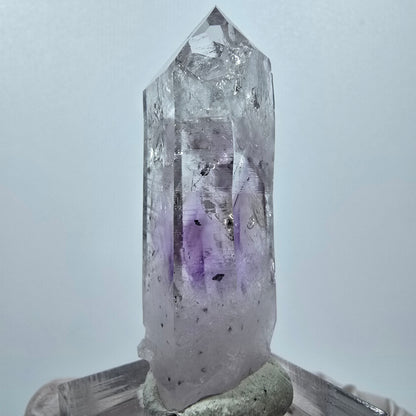 Améthyste fantôme, mine d'hématite Point Streep, Goboboseb, Namibie, 48 x 21 x 14 mm 