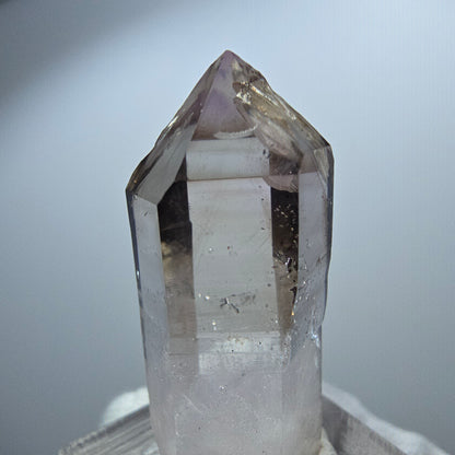 Pointe de sceptre en améthyste fantôme transparente, Goboboseb, Namibie, 41 x 17 x 15 mm 
