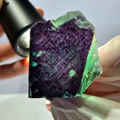 Spécimen de cube de fluorite fantôme vert violet zonal 11:11 Angel Pocket, Namibie 43*31*28mm 