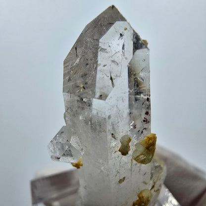 Quartz clair, préhnite, hématite, mine Point Streep, Goboboseb, Namibie, 38 x 22 x 16 mm 