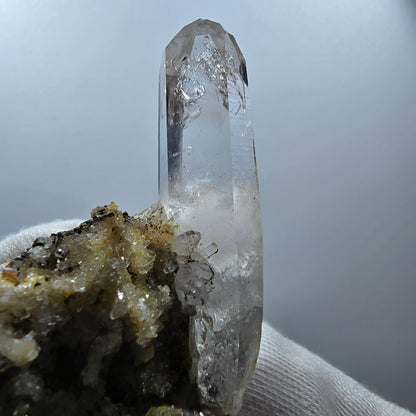 Quartz fumé fantôme, calcite UV sur matrice, spécimen Valentine Pocket Gobobs. Namibie, 68 x 59 x 45 mm. 