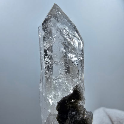 Quartz fumé DT Enhydro, sceptre, calcite UV, 4 parures de poche Bubble Valentine. Namibie, 76 x 26 x 12 mm. 