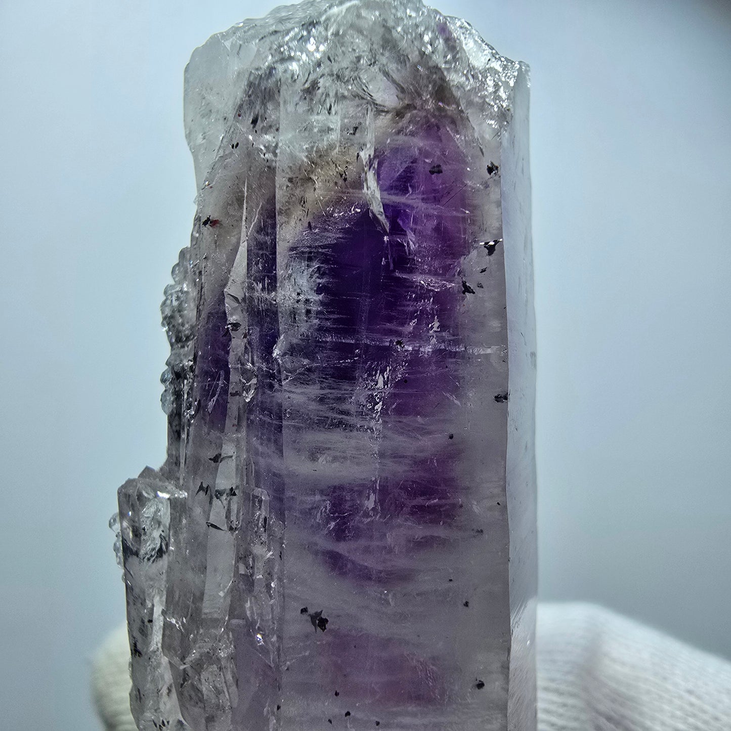 Harlekin Phantom Amethyst mit Analcim Streep Mine, Goboboseb, Namibia 67*27*24mm
