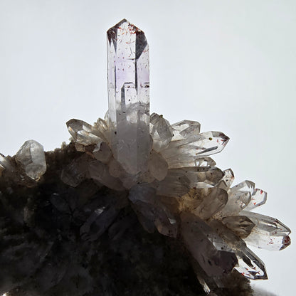Quartz fumé Harlequin, spécimen de calcite UV, poche Valentine Goboboseb, Namibie, 79 x 63 x 34 mm 