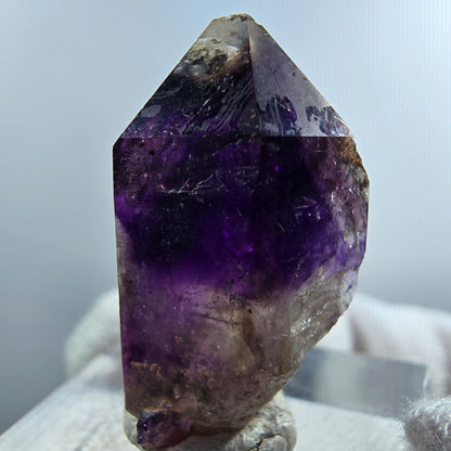 Pointe de sceptre en améthyste fantôme rare à Goboboseb, Namibie, 27 x 16 x 10 mm 