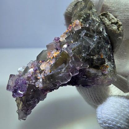 Spécimen rare de cube de fluorite fantôme zonal jaune violet Okorusu, Namibie 44*27*16mm