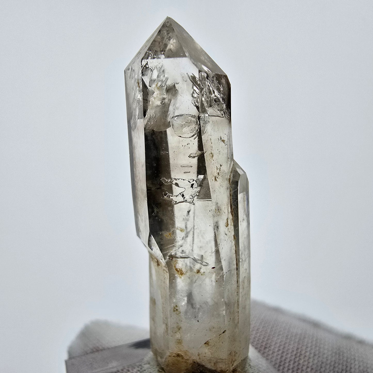 Enhydro Phantom Quartz fumé Sceptre Tip 1x Bubble Goboboseb, Namibie 48*14*12mm 