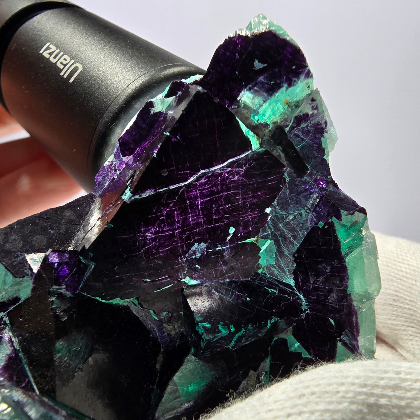 Spécimen de cube de fluorite fantôme vert violet zonal 11:11 Angel Pocket, Namibie 76*56*27mm 