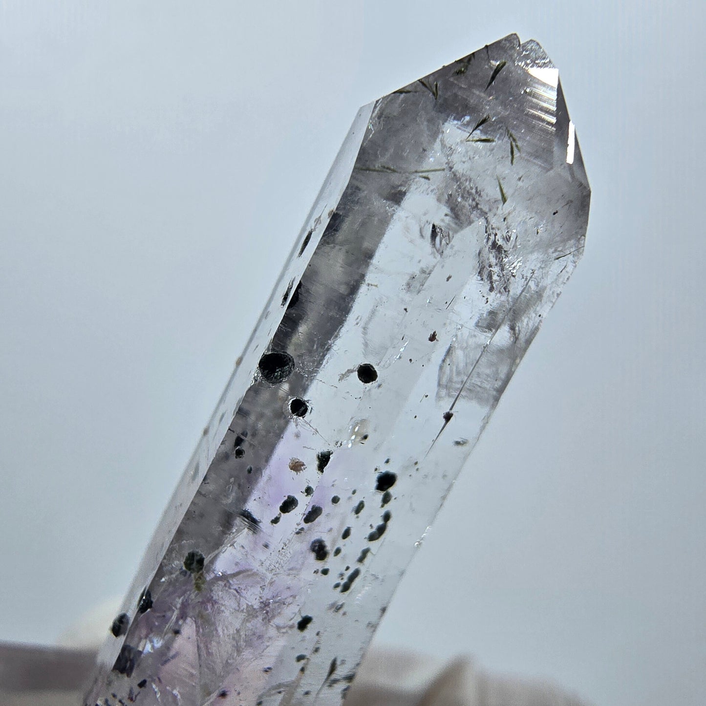 Quartz hématite transparent Point Streep Mine, Goboboseb, Namibie 42 x 12 x 10 mm 
