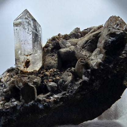 Sceptre en quartz fumé squelette, spécimen de calcite UV, poche Saint-Valentin, Goboboseb, Namibie, 117 x 60 x 59 mm 