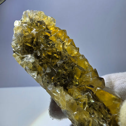 Grand spécimen de cube de fluorite fantôme, poche jaune miel, Okorusu, Namibie, 101 x 30 x 34 mm 