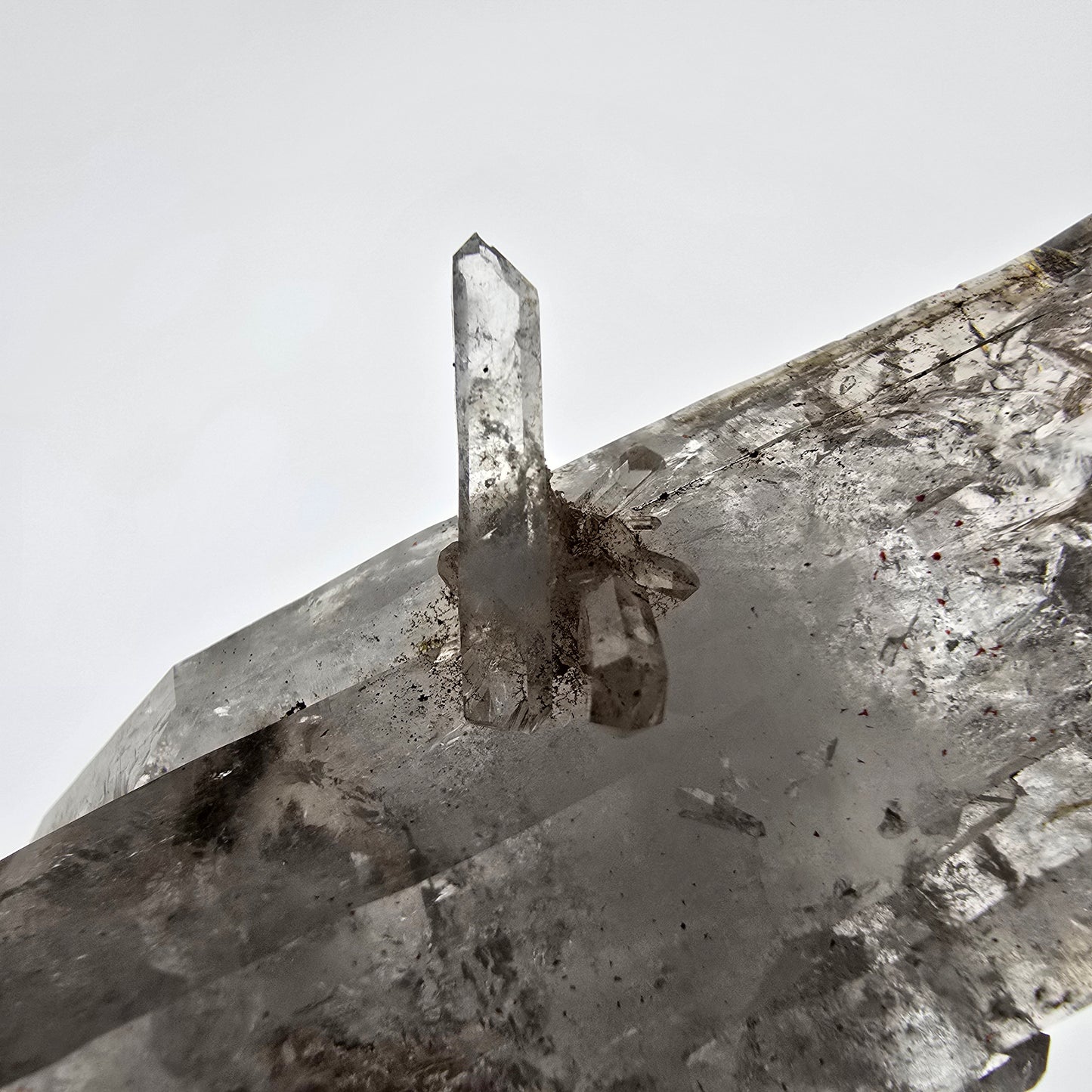 Sceptre de poche Saint-Valentin en hématite fantôme squelette, quartz fumé, Namibie, 114 x 39 x 23 mm 