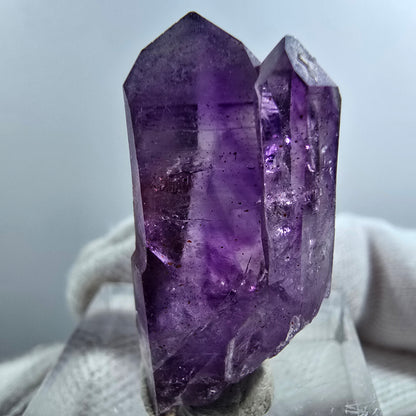 Pointe de sceptre en améthyste fantôme rare de Goboboseb, Namibie, 30 x 15 x 9 mm 