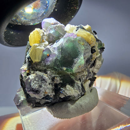 Cube hexagonal de fluorite fantôme, muscovite, tourmaline Schörl, Erongo, Namibie 28 x 25 x 18 mm 