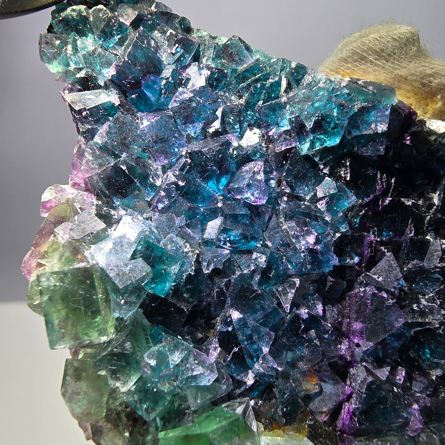 Grand spécimen de cube de fluorite fantôme vert bleu violet Okorusu, Namibie 104*60*28mm 