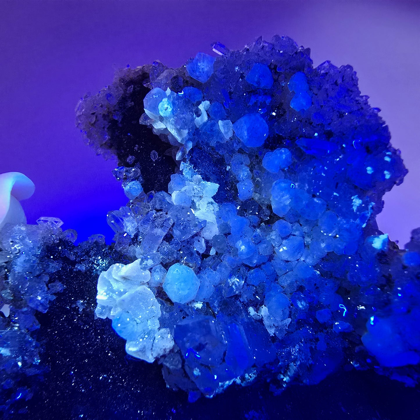 Quartz fumé, calcite UV sur matrice Valentine Pocket Goboboseb Namibie 87*81*58mm 