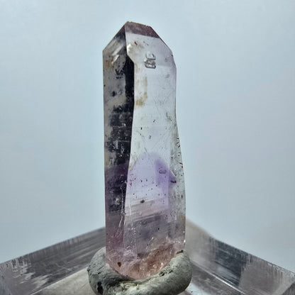 Pointe de sceptre en améthyste fantôme de Goboboseb, Namibie, 31 x 12 x 6 mm 