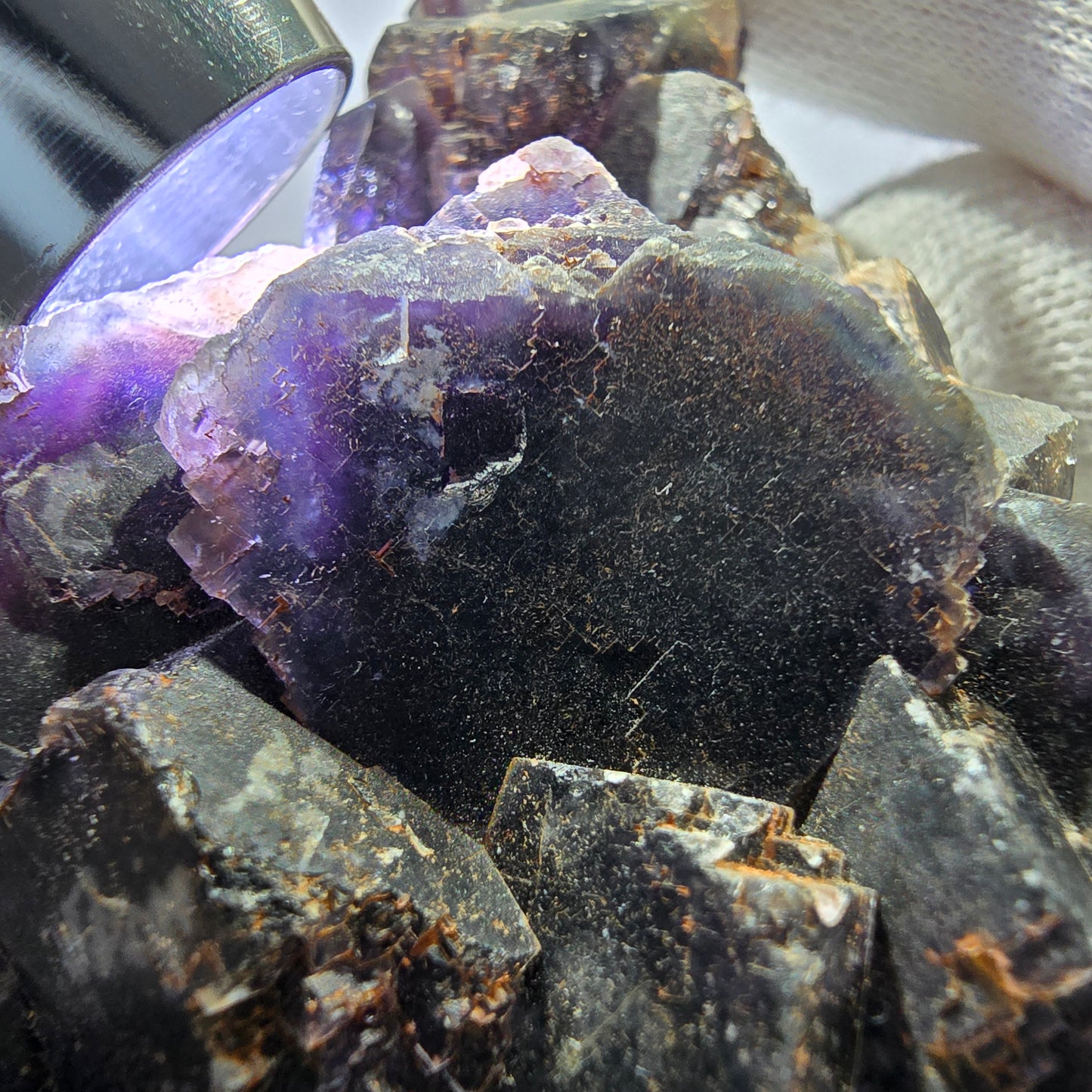 Spécimen de cube de fluorite fantôme, violet, rouge et bleu, Okorusu, Namibie, 91 x 58 x 22 mm 